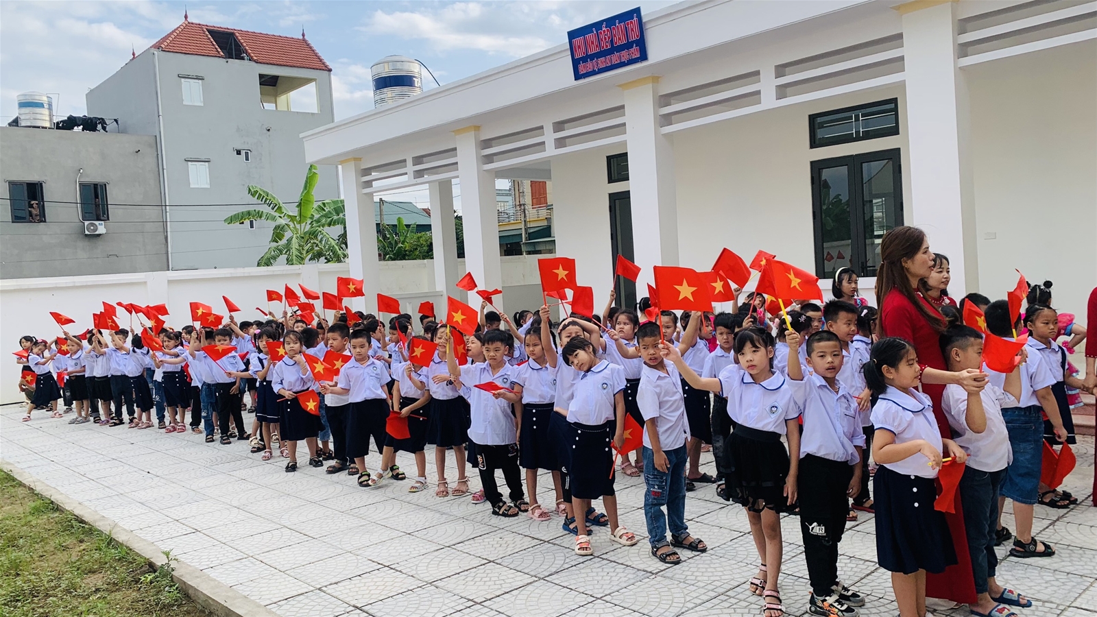 Hình ảnh háo hức của các em học sinh lớp 1